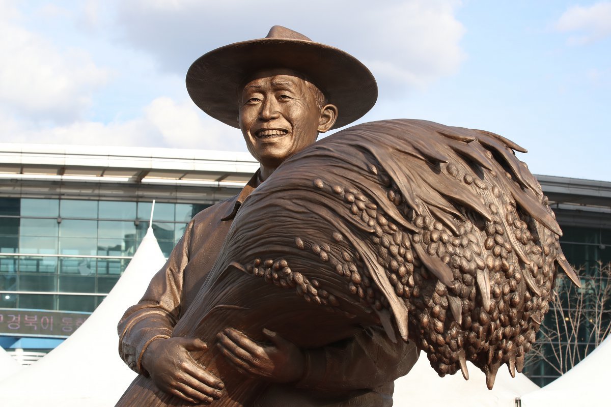 23일 오후 대구 동구 동대구역 광장에 모습을 드러낸 박정희 전 대통령 동상. 동상 건립에 대한 찬반 의견이 팽팽하게 맞서는 가운데 동상 제막 후 현장에서는 박정희 전 대통령과 닮지 않았다는 반응도 나오고 있다. 2024.12.23 ⓒ News1