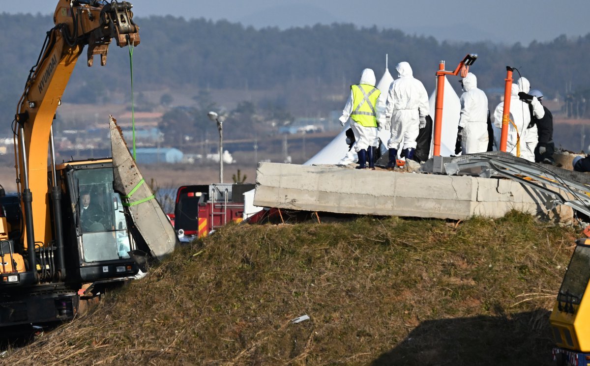 제주항공 여객기 참사 나흘째인 1일 오후 전남 무안군 무안국제공항 활주로 사고 현장에서 합동조사단이 로컬라이저(착륙유도시설)가 설치돼 있는 둔덕을 파낸 뒤 물체를 꺼내고 있다. 2025.01.01. [무안=뉴시스]