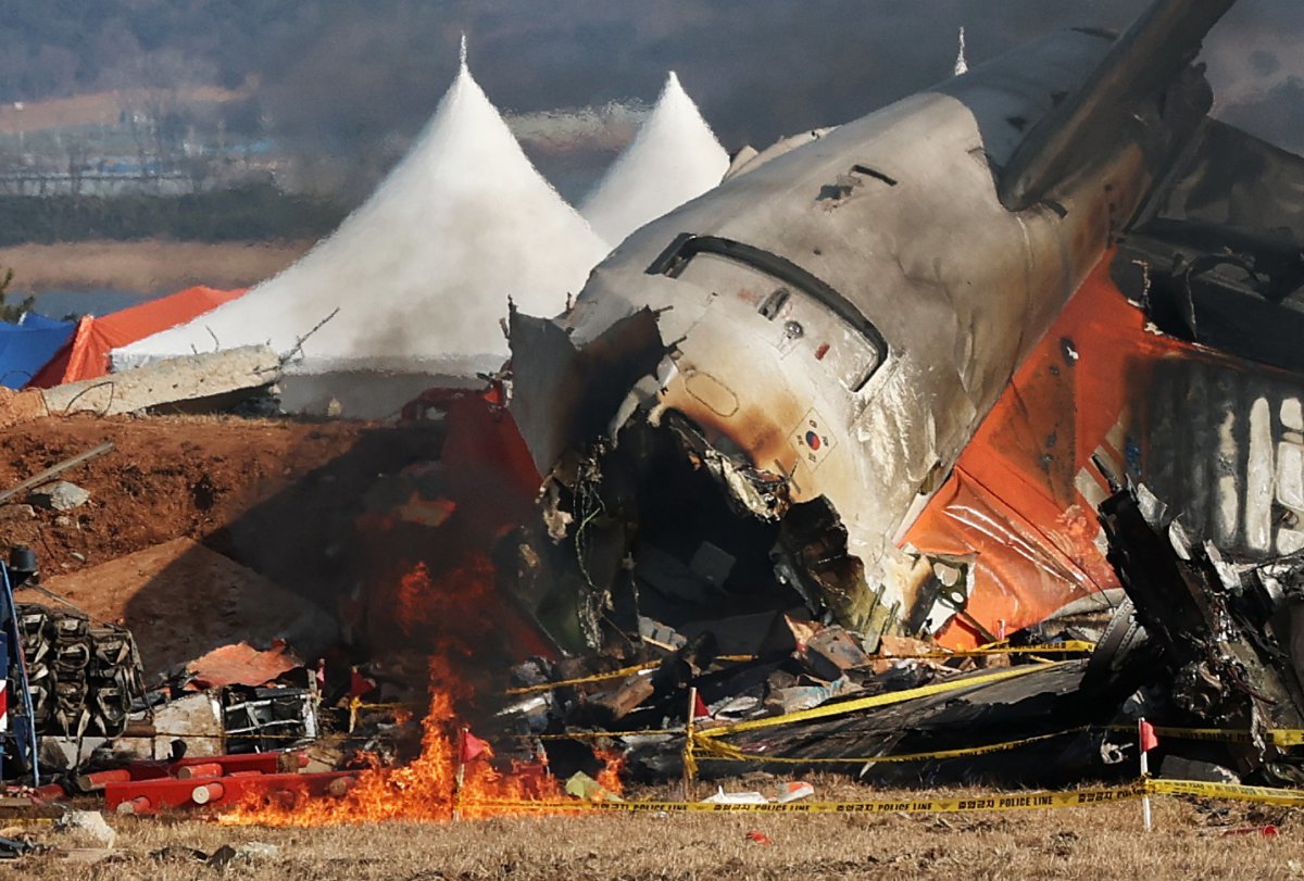 제주항공 여객기 참사 닷새째인 2일 오후 전남 무안국제공항 사고 현장의 여객기 기체 꼬리 동체 절단부 주변 잔해물 더미에서 화재가 발생해 검은 연기가 피어오르고 있다. 화재는 1분여 만에 진압돼 인명피해는 없으나 잔해물 일부가 타거나 그을렸다. 2025.1.2/뉴스1