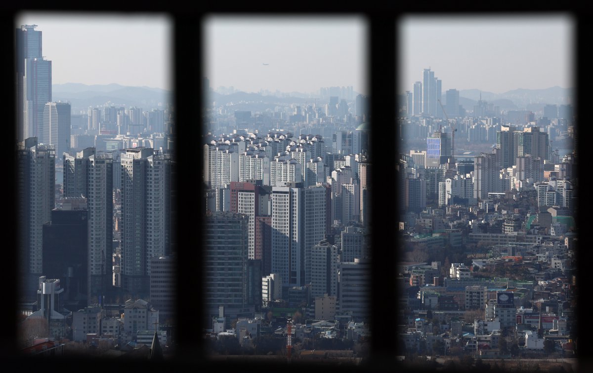 2일 오후 서울 중구 남산공원에서 아파트가 보이고 있다. [서울=뉴시스]