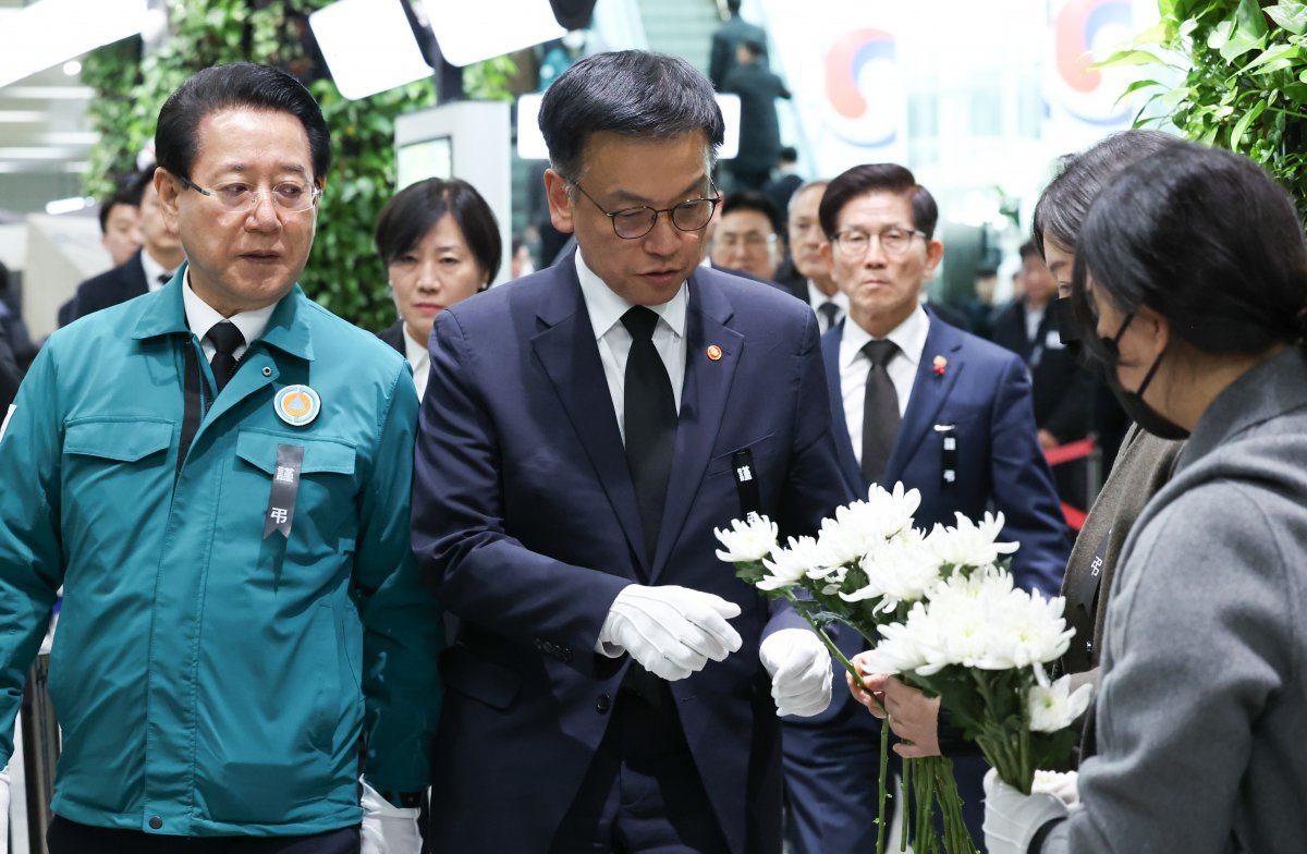 최상목 대통령 권한대행 부총리 겸 기획재정부 장관이 2일 전남 무안국제공항에 마련된 제주항공 여객기 참사 희생자 합동분향소를 조문하고 있다. 뉴시스