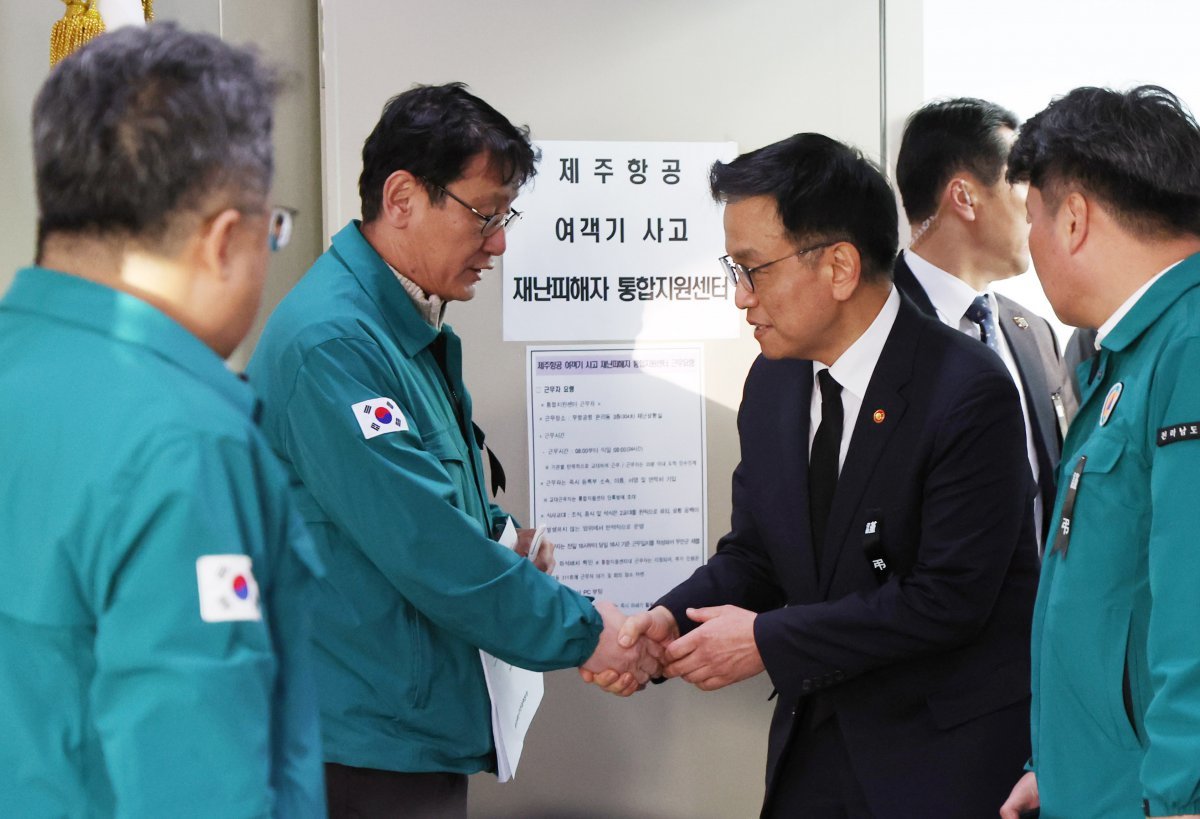 최상목 대통령 권한대행 부총리 겸 기획재정부 장관이 2일 전남 무안국제공항 관리동을 찾아 제주항공 여객기 사고 재난피해자 통합지원센터 근무자를 격려하고 있다. 뉴시스