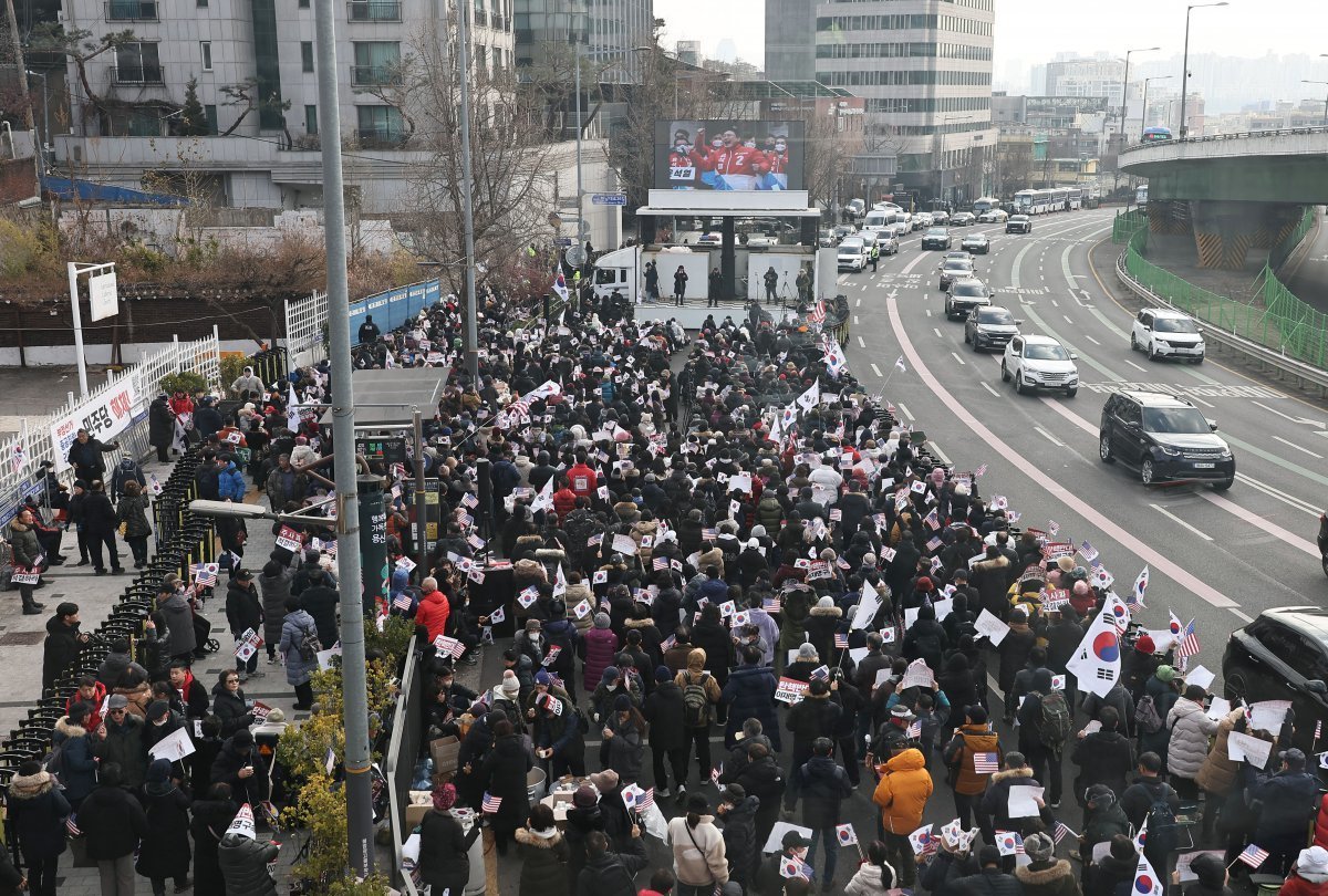 尹 관저 인근 보수단체 시위 1일 오후 서울 용산구 윤석열 대통령 관저 인근에서 보수단체와 윤 대통령 지지자들이 집회를 열고 있다. 양회성 기자 yohan@donga.com