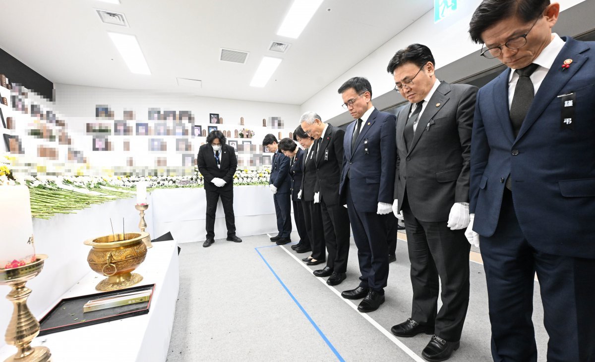 최상목 대통령 권한대행 부총리 겸 기획재정부 장관과 국무위원들이 2일 전남 무안국제공항에 마련된 제주항공 여객기 참사 희생자 합동분향소를 찾아 묵념하고 있다. 기획재정부 제공