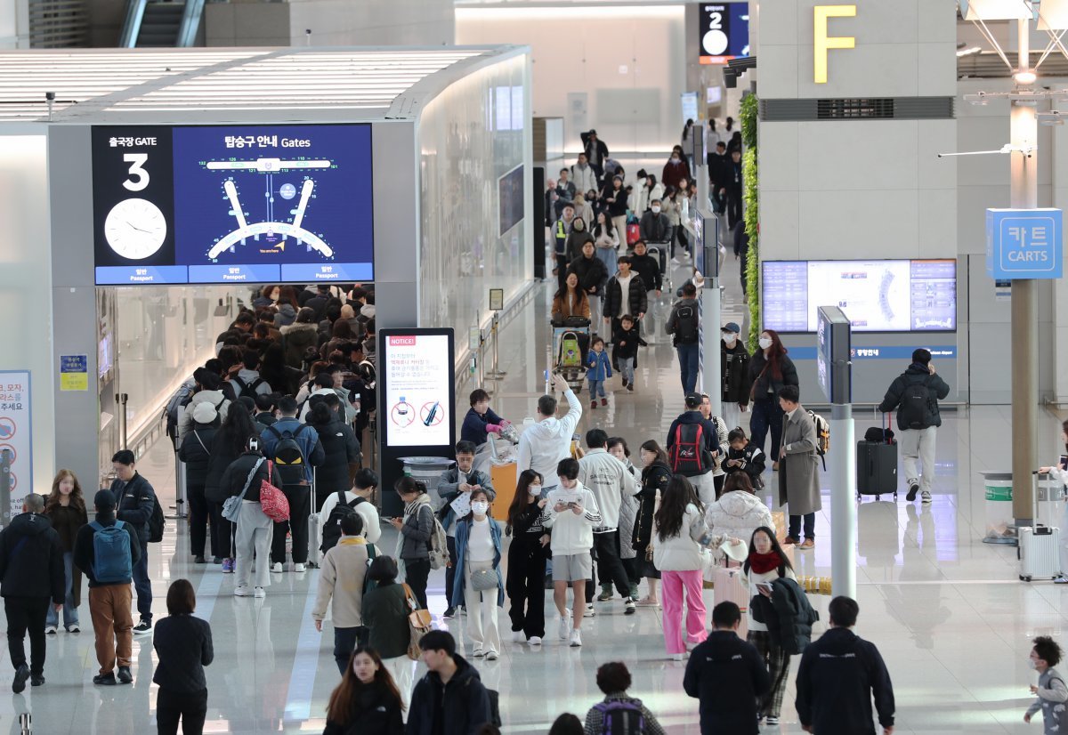 해외로 떠나는 여행객들이 인천국제공항 제1여객터미널 3번 출국장 주변을 지나가고 있다. 1터미널은 2001년 인천공항이 문을 열 때부터 사용해 와 매년 수백억 원에 이르는 유지보수 비용이 지출되고 있다. 인천공항공사 제공