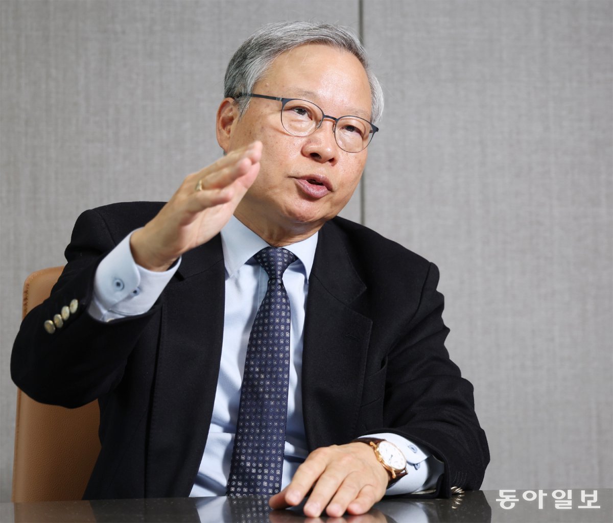 윤의준 한국공학한림원 신임 회장이 지난해 12월 31일 서울 강남구 한국공학한림원에서 동아일보와 인터뷰를 하고 있다. 윤 회장은 “반도체에 대한 국가적 지원이 없으면 국내 산업 공동화가 올 수도 있다”고 경고했다. 신원건 기자 laputa@donga.com