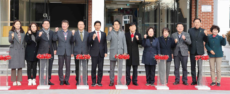 지난해 12월 31일 대구 달서구 옛 신당중에서 열린 달서디지털창작센터 개소식에서 이태훈 달서구청장(왼쪽에서 여섯 번째)을 비롯한 참석자들이 파이팅을 외치고 있다. 대구 달서구 제공