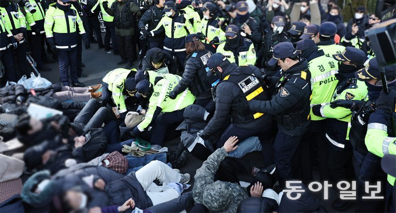 경찰, 尹관저 앞 도로점거 시위대 강제 해산 2일 서울 용산구 한남동 윤석열 대통령 관저 입구 앞에서 경찰이 농성 중이던 보수단체 회원 및 윤 대통령 지지자들을 강제 해산시키고 있다. 경찰은 이들이 집회 신고 지점을 벗어나 도로에 드러누워 시민과 차량의 통행을 방해하자 이동시켰다. 양회성 기자 yohan@donga.com