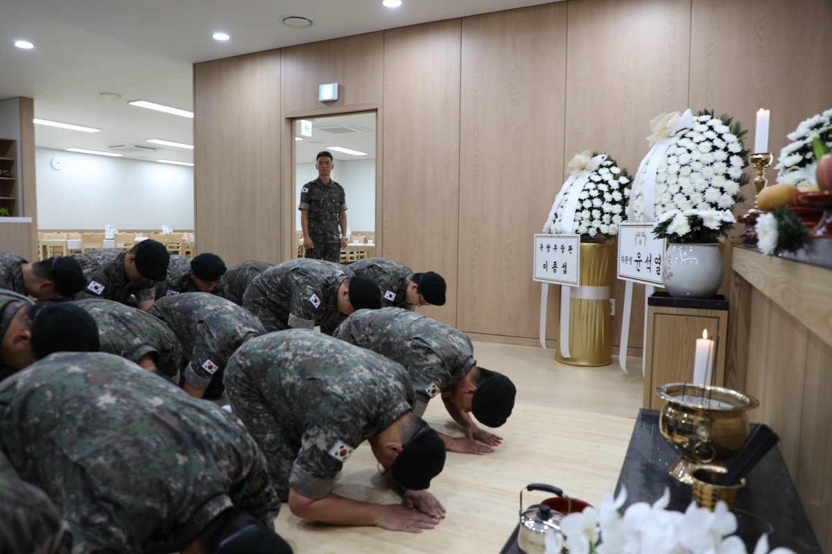 육군 51사단 장병들이 27일 오후 국군수도병원 장례식장에서 귀환 국군포로 박 모 6·25 참전용사의 빈소를 찾아 조문하고 있다. 육군 51사단 장병들은 거동이 불편했던 고인과 자매결연을 맺고 가까이서 지원해 왔다. 2023.7.27/국방부 제공