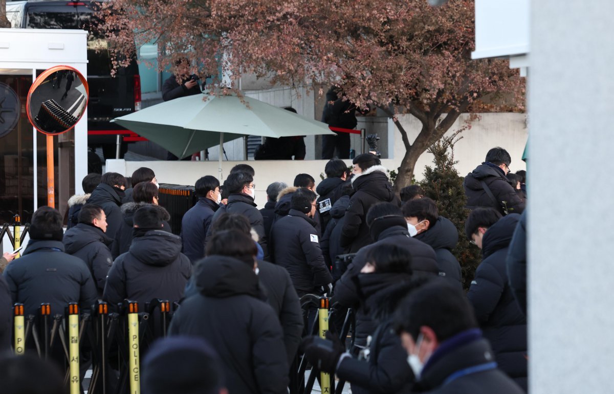 경찰과 공수처 수사관들이 3일 오전 서울 용산구 윤석열 대통령 관저 앞에서 체포영장 집행을 하기 위해 관저로 향하고 있다. 2025.01.03. 서울=뉴시스