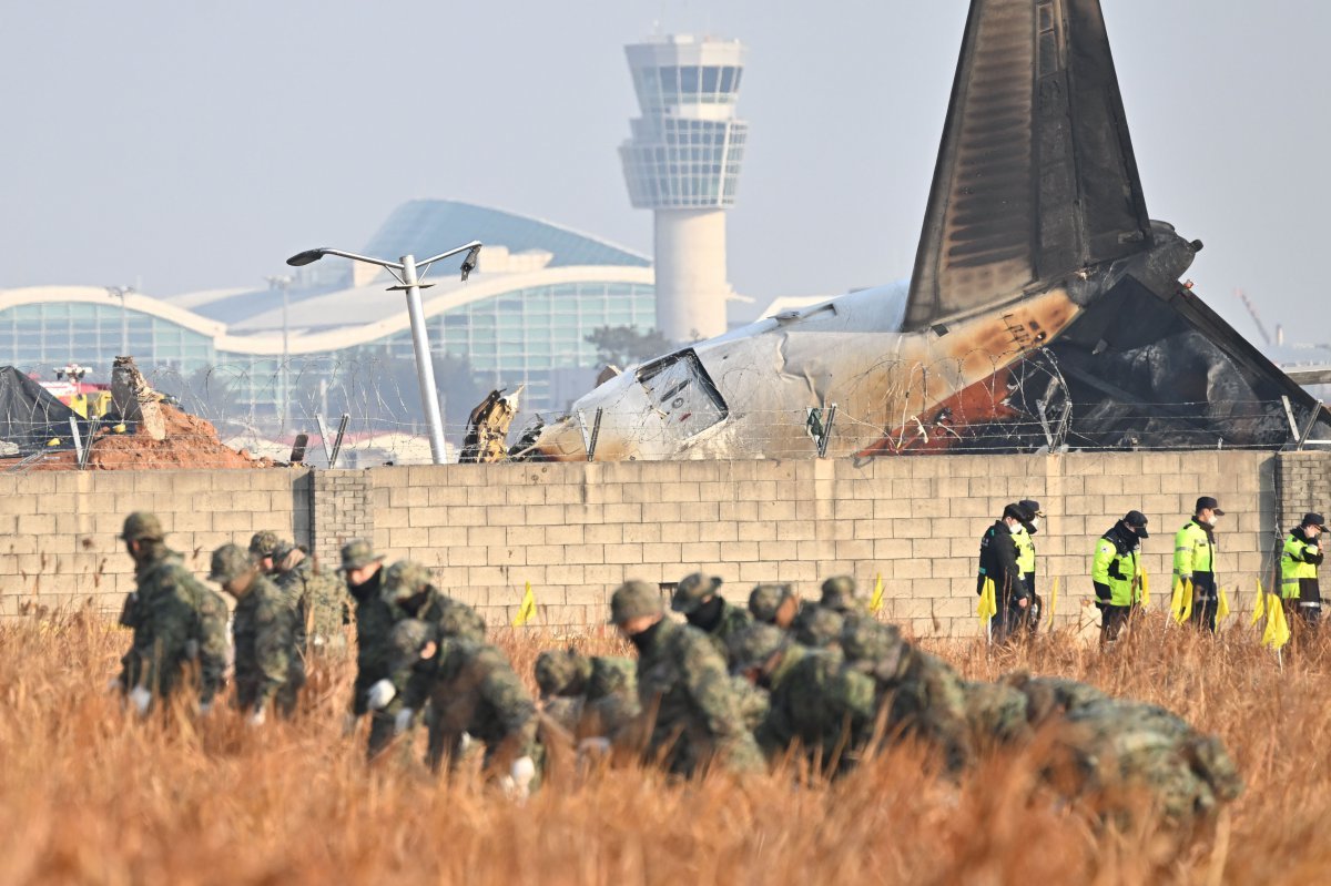 제주항공 여객기 참사 닷새 째인 2일 오전 전남 무안군 무안국제공항 활주로 사고 현장 주변에서 군인들과 경찰특공대가 유류품 등을 수색하고 있다. 2025.01.02.뉴시스