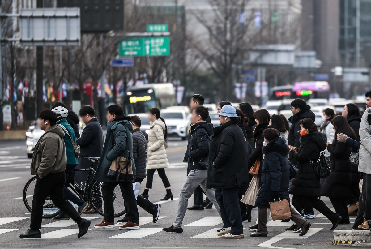 을사년 새해 첫 평일 출근일인 2일 서울 종로구 광화문네거리에서 직장인들이 출근하고 있다. 2025.01.02.뉴시스