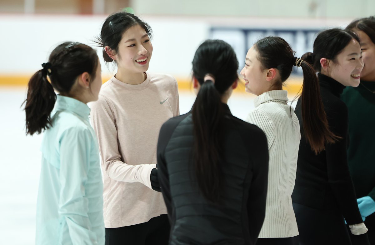 피겨 이해인이 17일 서울 구로구 한 빙상경기장에서 훈련을 마치고 후배들과 대화를 나누고 있다. 2024.12.17 뉴스1