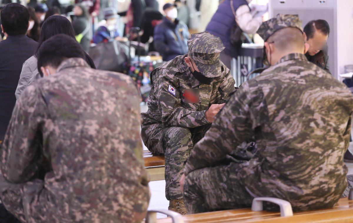 북한이 전날에 이어 동해상으로  탄도미사일을 발사한 3일 오전 서울역 대합실에서 휴가나온 군인들이 복귀하고 있다. 2022.11.03. 서울=뉴시스