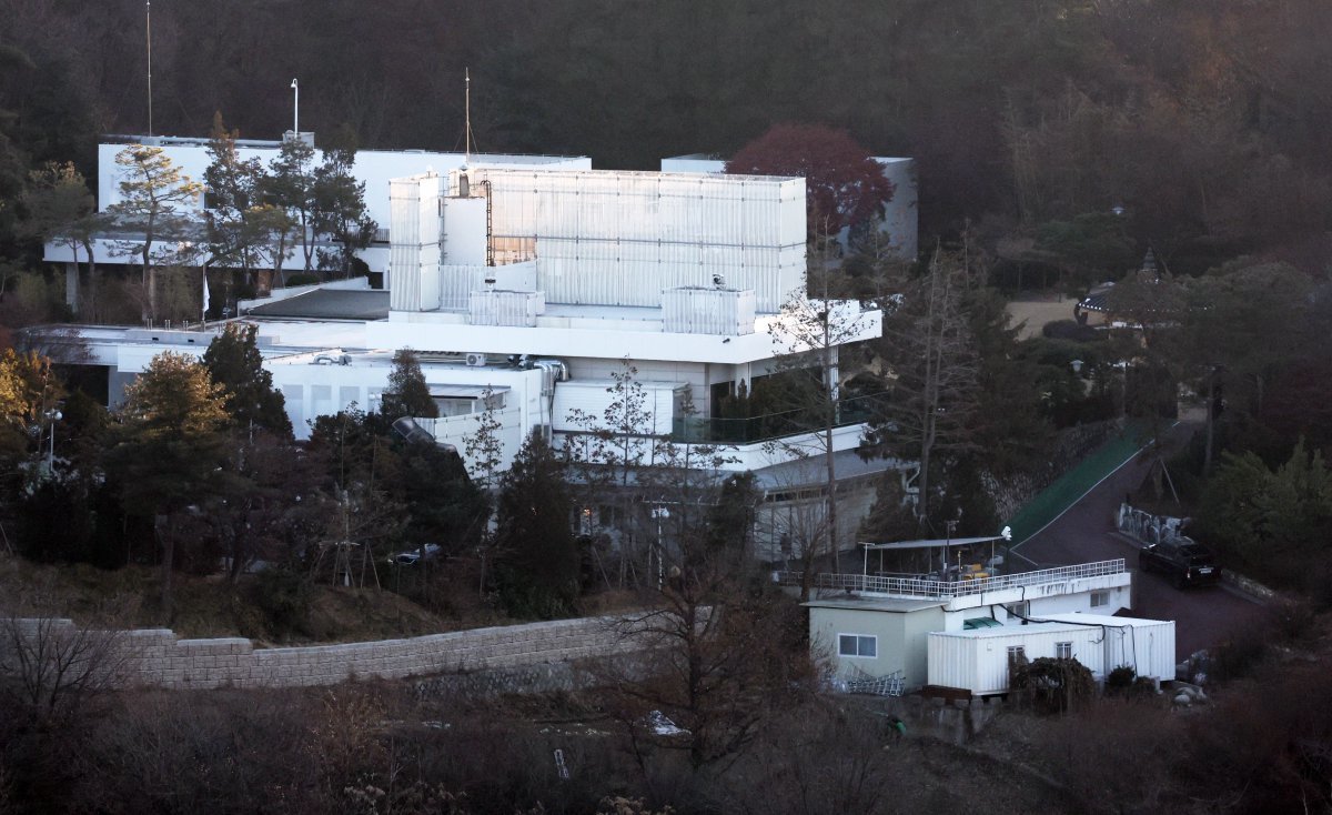 윤석열 대통령에 대한 체포영장 집행에 나선 고위공직자범죄수사처 수사관들이 3일 서울 용산구 한남동 대통령 관저에 진입한 가운데 관저 일대가 적막감에 휩싸여 있다. 2025.1.3/뉴스1