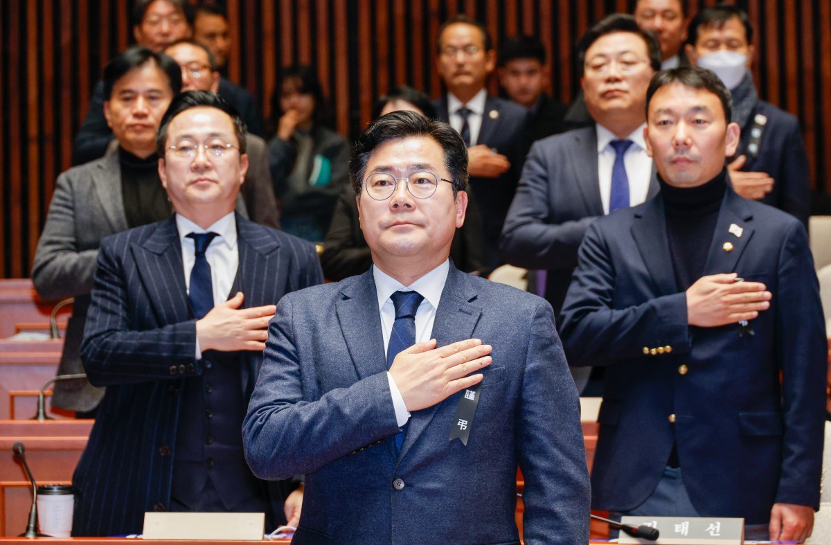 박찬대 더불어민주당 원내대표가 2일 서울 여의도 국회에서 열린 비상의원총회에 참석해 국민의례를 하고 있다. 2025.1.2 뉴스1