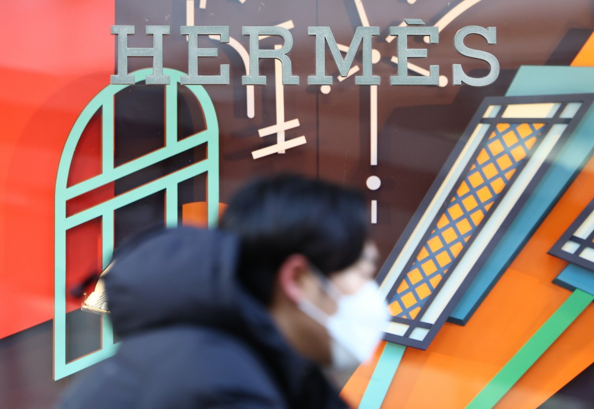 명품 브랜드 에르메스(Hermes)가 오는 3일부터 가방, 의류, 장신구 등의  제품 가격을 평균 10% 이상 인상할 것으로 알려졌다. 루이비통, 샤넬, 구찌, 프라다 등 주요 명품 브랜드들도 연초 주요 품목 가격을 인상할 전망이다. 사진은 2일 오전 서울 시내 한 에르메스 매장 모습. 2025.01.02. [서울=뉴시스]