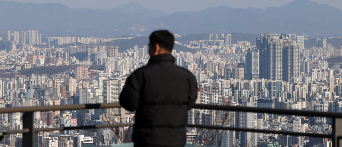 2일 오후 서울 중구 남산공원에서 아파트가 보이고 있다.  이날 한국부동산원의 12월 다섯째 주(지난해 12월30일 기준) 주간 아파트 가격 동향 조사에 따르면 전국 아파트 매매가격은 지난주와 같은 -0.03%를 기록했다. 지난주 보합에서 하락으로 전환한 수도권(-0.02%→-0.02%)은 하락폭을 유지했다. 지난주까지 40주 연속 오르던 서울(0.01%→0.00%)의 경우 이번주 보합으로 돌아섰다. 서울 아파트값이 보합세를 보인 것은 지난해 4월 상승이 시작된 이후 41주 만이다. 고강도 대출 규제에 비상계엄 사태와 윤석열 대통령 탄핵 등 정국 불확실성이 겹치며 매수세가 위축된 영향으로 풀이된다. 2025.01.02. [서울=뉴시스]