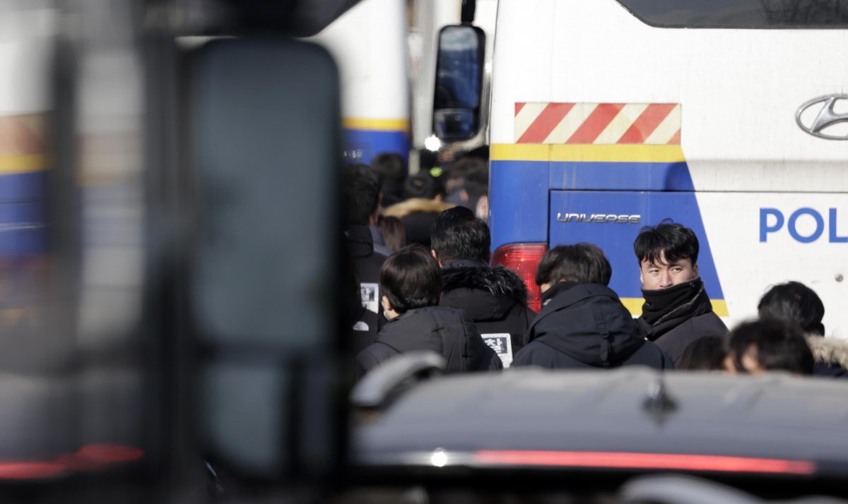 고위공직자범죄수사처(공수처)가 윤석열 대통령 체포영장 집행을 중지한 3일 오후 공수처 관계자들과 경찰이 서울 용산구 대통령 관저에서 철수하고 있다. 뉴시스