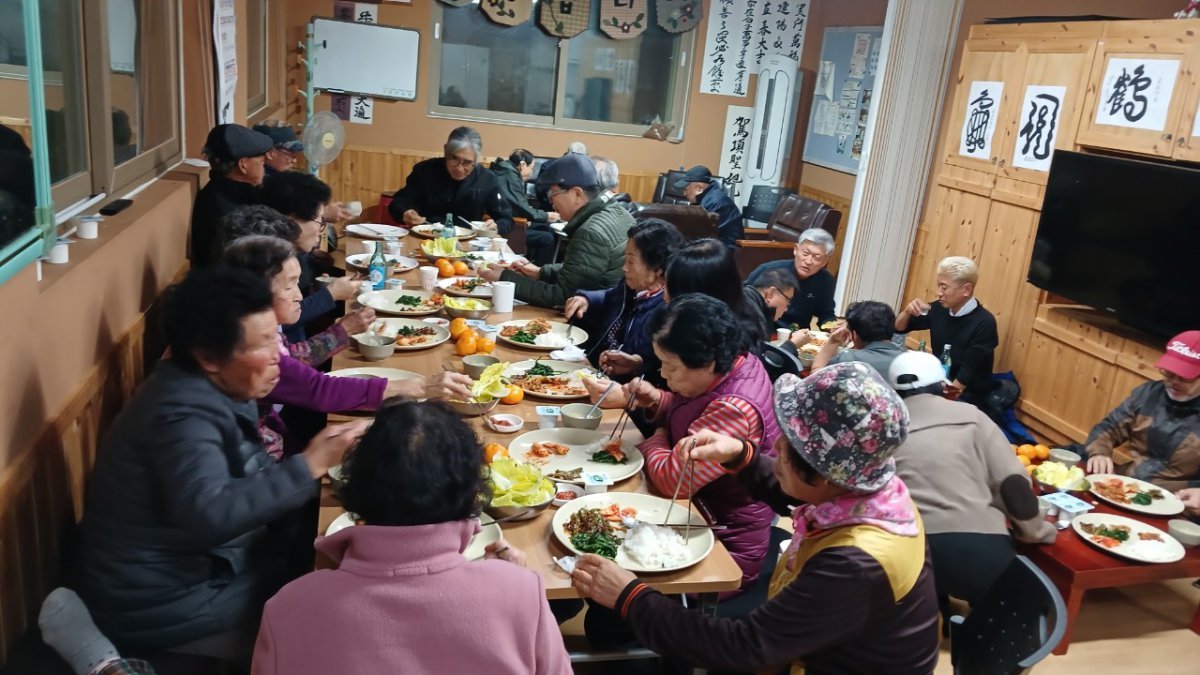 3일 충북 보은군 속리산면 구병리 주민들이 마을회관에 모여 식사하고 있다. 구병리 주민들은 매주 세 차례, 월·수·금요일 저녁 시간에 모여 식사하는 이벤트를 3월 28일까지 진행할 예정이다. (사진=보은군 제공) 2025.01.03. [보은=뉴시스]