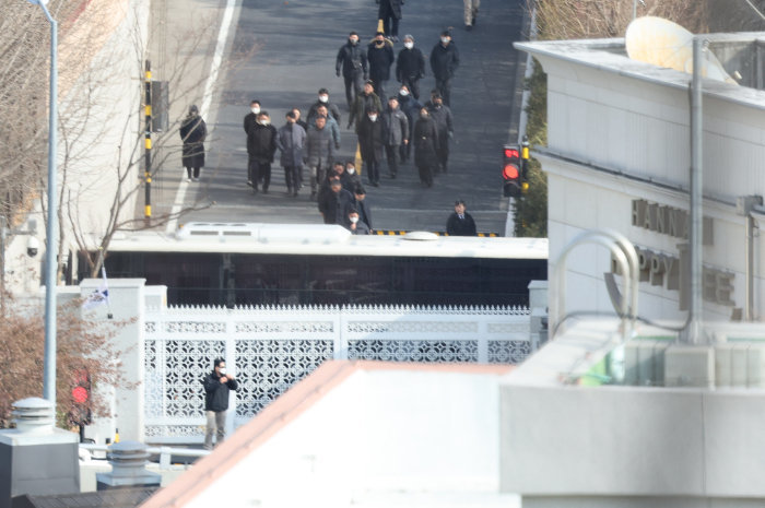 고위공직자범죄수사처 수사팀이 윤석열 대통령 체포영장 집행을 중지하고 3일 오후 서울 용산구 한남동 대통령 관저에서 철수하고 있다. [뉴스1]