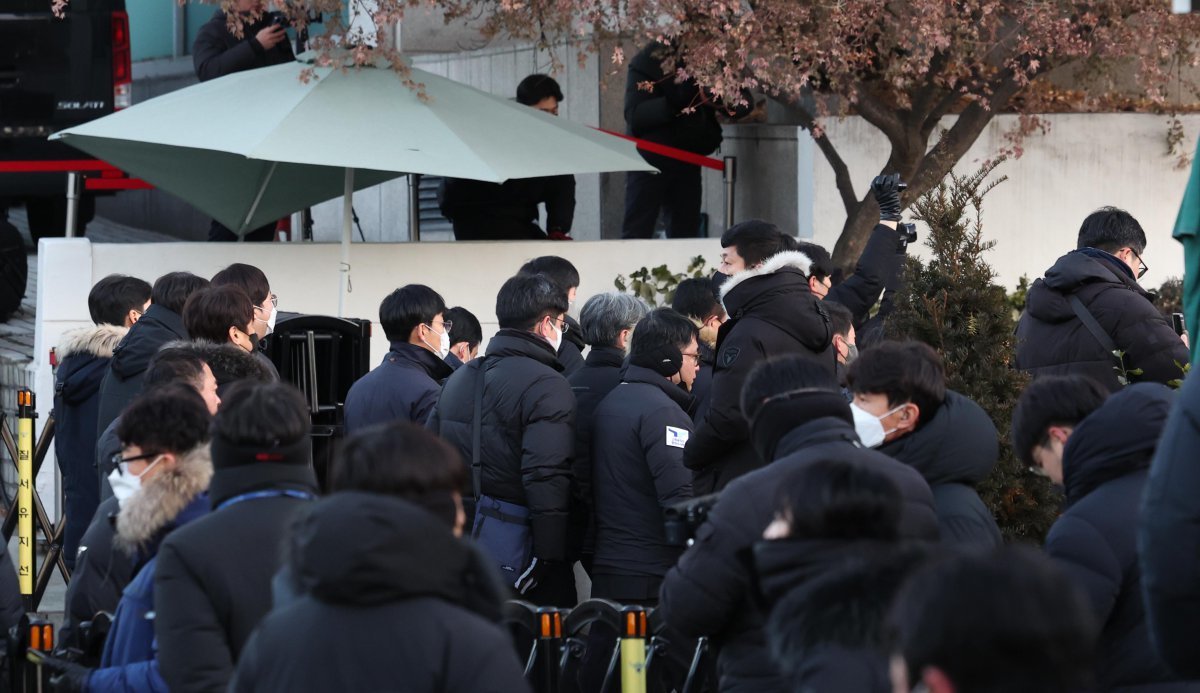 공수처 수사관들이 3일 오전 서울 용산구 윤석열 대통령 관저 앞에서 체포영장 집행을 하기 위해 관저로 향하고 있다. 2025.01.03. 20 뉴시스