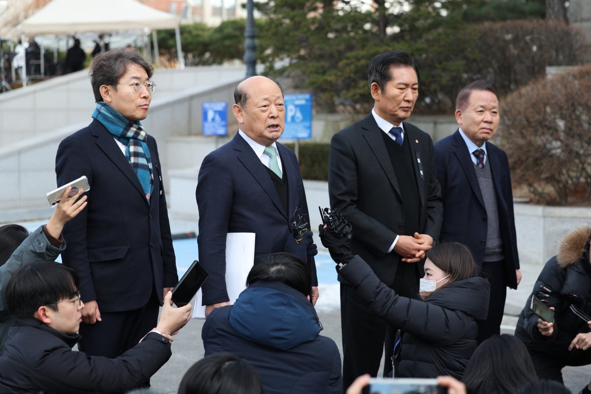 윤석열 대통령의 탄핵심판 사건 2회 변론준비기일인 3일 오후 법률대리인단 공동 대표 김이수 전 헌법재판관(오른쪽부터), 정청래 국회 탄핵소추단장, 송두환 전 인권위원장, 최기상 민주당의원이 서울 종로구 헌법재판소로 향하며 취재진의 질문에 답하고 있다. (공동취재) 2025.1.3/뉴스1