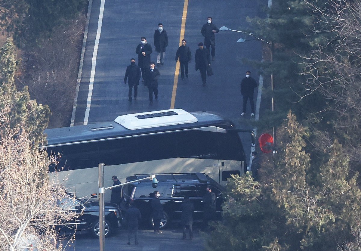 고위공직자범죄수사처가 윤석열 대통령의 체포영장 집행에 나선 3일 서울 용산구 한남동 대통령 관저 경내에서 관계자들이 내려오고 있다. 2025.1.3/뉴스1