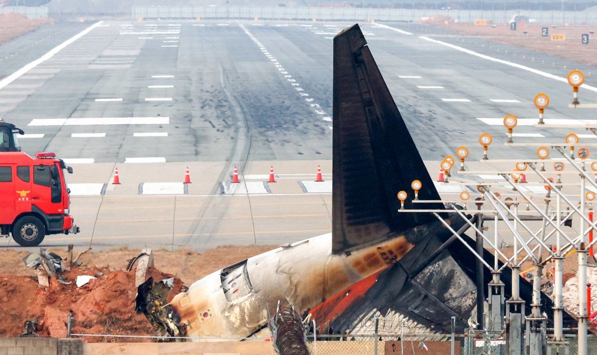 30일 전남 무안국제공항 활주로에 전날 발생한 제주항공 참사 여객기의 잔해와 동체 착륙의 흔적이 남아 있다. 2024.12.30 무안=뉴시스