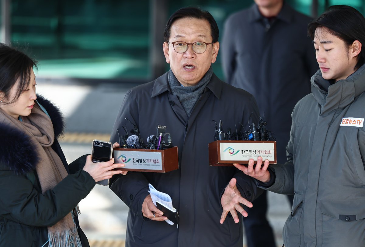 윤석열 대통령 측 변호인단 구성에 참여하는 석동현 변호사가 19일 서울 서초구 서울고등검찰청 앞에서 취재진 질문에 답하고 있다. 뉴스1