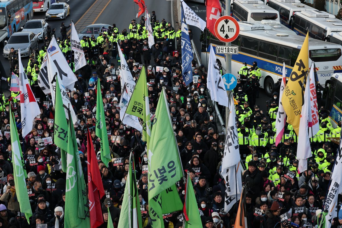 민주노총 조합원들이 3일 서울 용산구 한강진역 앞에서 열린 ‘윤석열 체포 촉구 민주노총 결의대회’를 마친 뒤 대통령 관저 방향으로 행진하던 중 경찰과 대치하고 있다. 2025.1.3 뉴스1