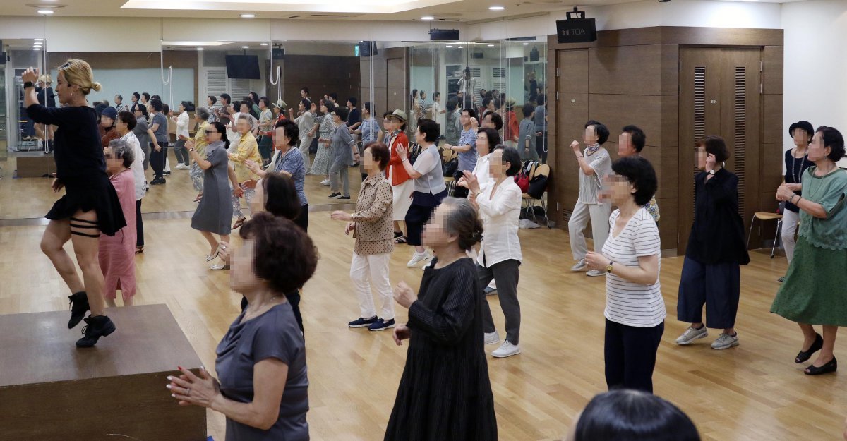 신세계백화점 본점에서 했던 시니어 건강 댄스 강좌. 신세계백화점 제공