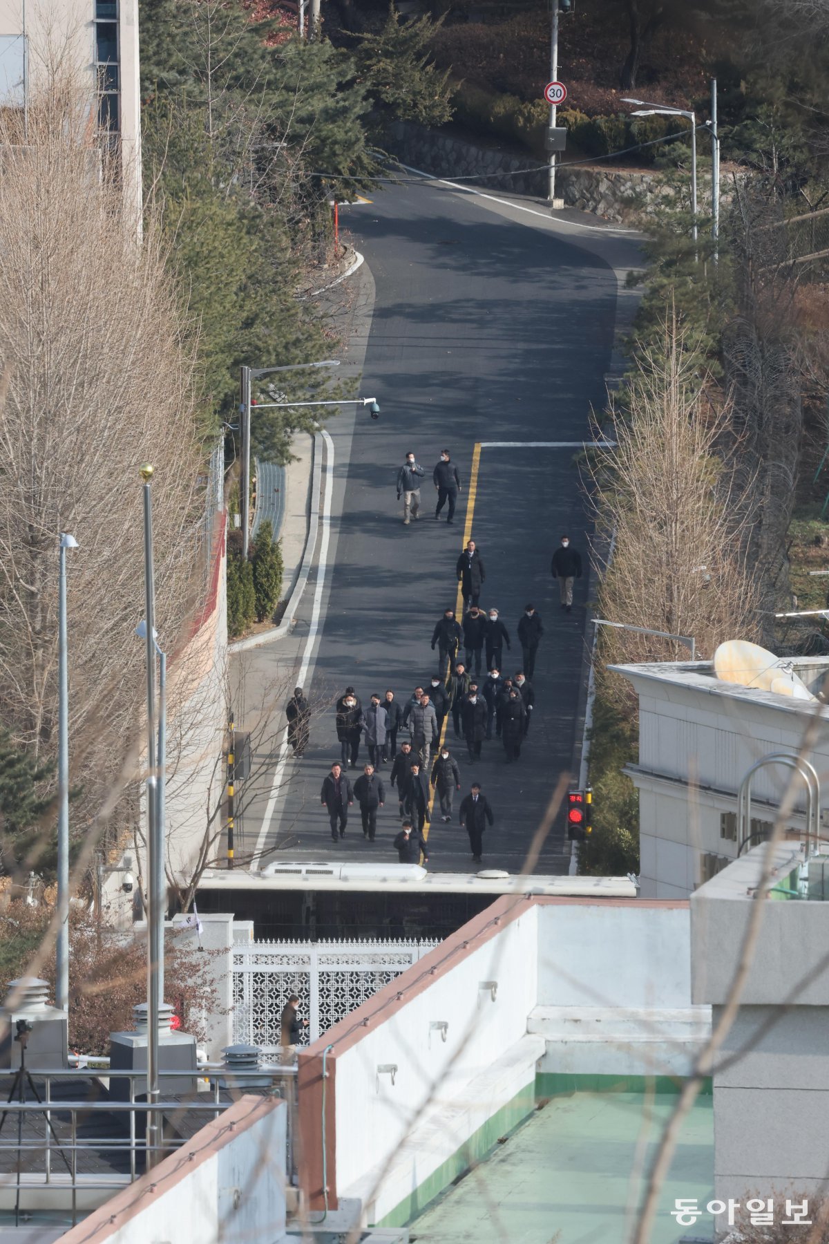 체포영장 집행 못하고 철수
3일 오후 1시 30분경 고위공직자범죄수사처와 경찰 관계자들이 윤석열 대통령 체포영장 집행 시도를 중지하고 서울 용산구 대통령 관저에서 철수하고 있다. 장승윤 기자 tomato99@donga.com