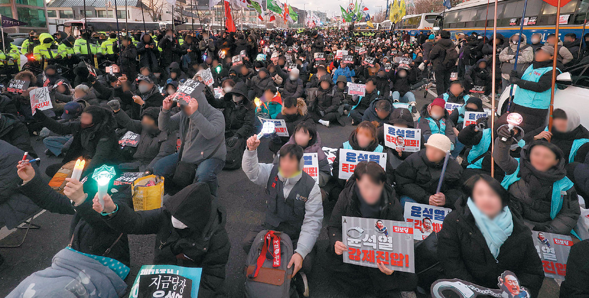 “윤석열 체포”   윤석열 대통령 체포가 무산된 3일 서울 용산구 한남동 대통령 관저 인근에서 전국민주노동조합총연맹 등이 윤 대통령 체포를 촉구하고 있다. 뉴시스