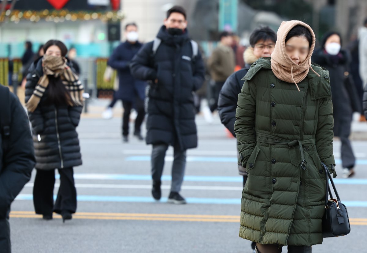 서울의 아침 기온이 영하 5도로 떨어져 추운 날씨를 보인 18일 오전 서울 종로구 세종대로 사거리에서 두꺼운 외투를 입은 시민들이 발걸음을 재촉하고 있다. 2024.12.18.[서울=뉴시스]