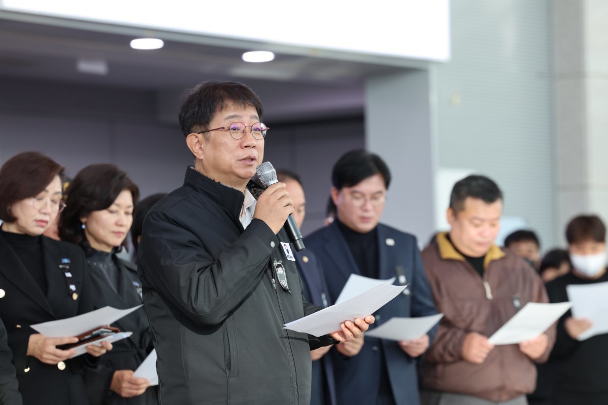 박상우 국토교통부 장관이 4일 오전 전남 무안군 무안국제공항에서 열린 국토교통부 중앙사고수습대책본부의 유가족 대상 브리핑에서 발언하고 있다. 2025.01.04. 뉴시스