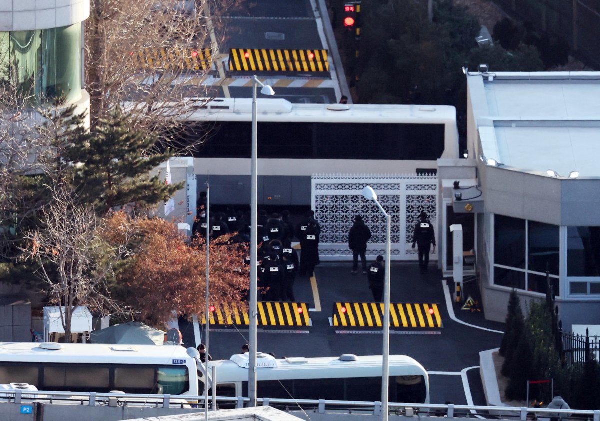 윤석열 대통령에 대한 체포영장 집행에 나선 고위공직자범죄수사처가 3일 서울 용산구 한남동 대통령 관저에 진입한 가운데 관저 입구가 차량으로 통제되고 있다. 2025.1.3/뉴스1