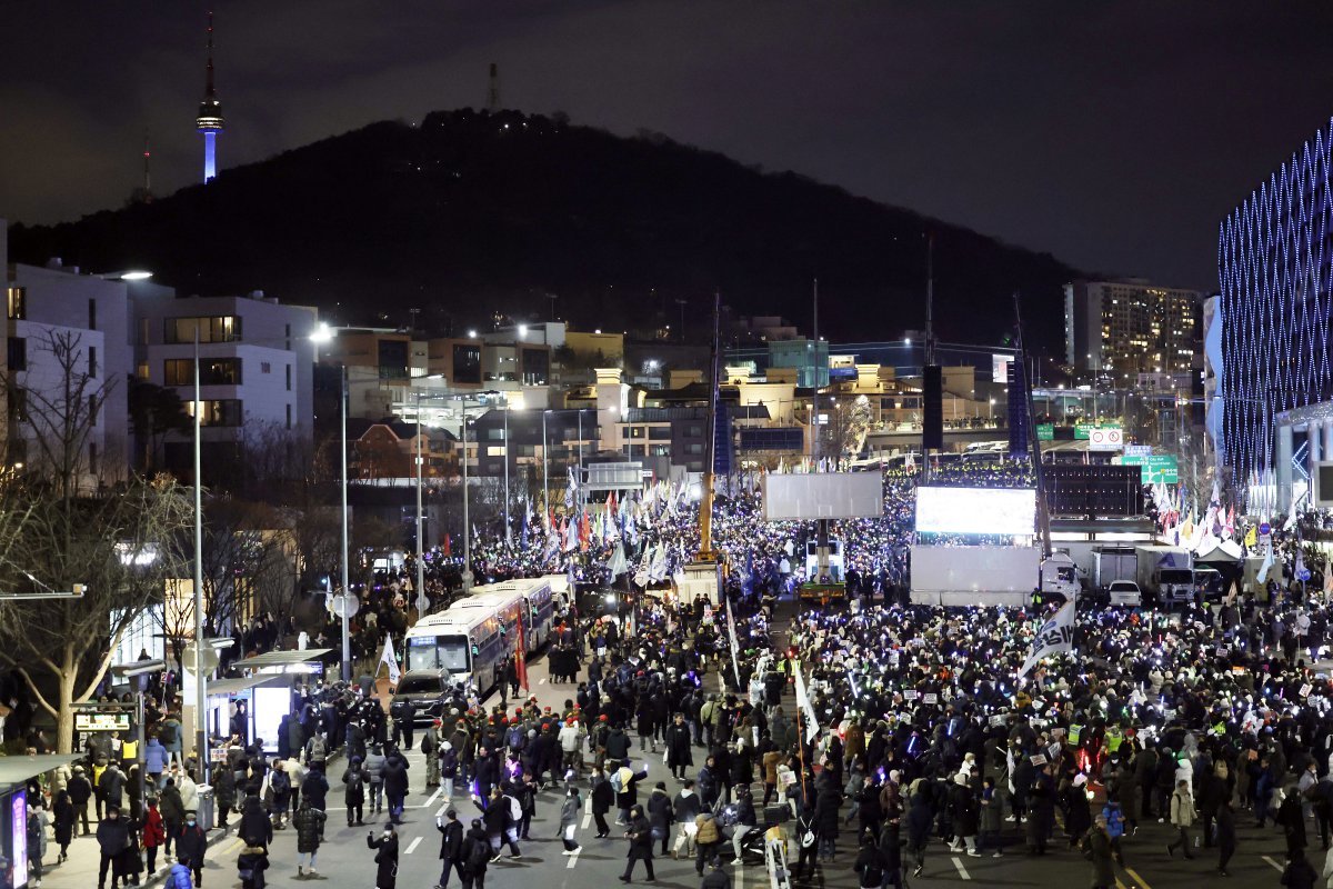 4일 윤석열 대통령 관저 인근 서울 한남대로가 탄핵 찬반 집회 인파로 인해 양방향 통제되고 있다. 2025.01.04. 뉴시스