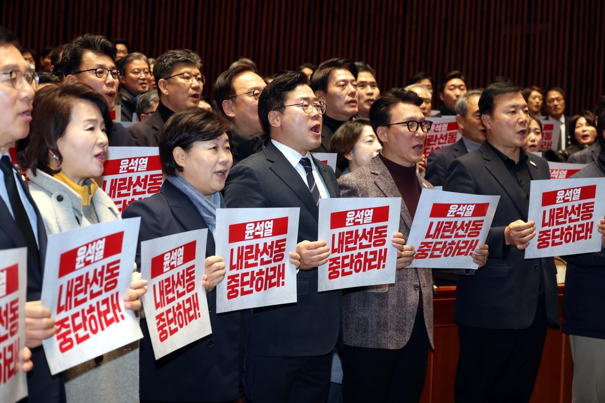 박찬대 더불어민주당 원내대표를 비롯한 의원들이 4일 오후 서울 여의도 국회에서 열린 비상 의원총회에서 ‘내란선동 중단하라’ 손피켓을 들고 구호를 외치고 있다. 2025.01.04. 뉴시스