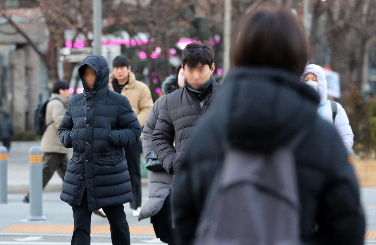 = 아침 기온이 영하권으로 떨어지며 추운 날씨를 보인 27일 오전 서울 종로구 광화문네거리에 두꺼운 옷차림을 한 시민들이 이동하고 있다. 2024.12.27. [서울=뉴시스]