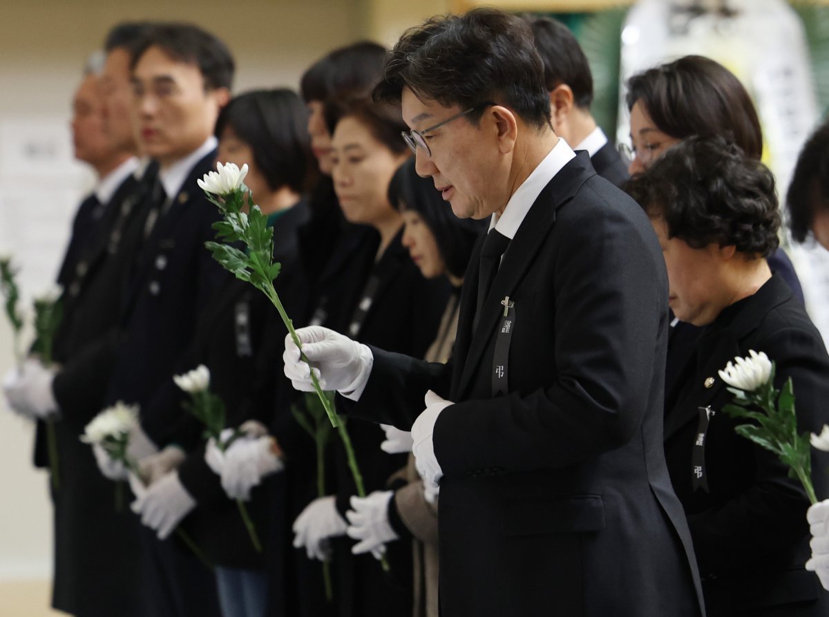 국민의힘 권성동 당 대표 권한대행 겸 원내대표를 비롯한 의원들이 1일 전남 무안군 무안종합스포츠파크에 마련된 제주항공 여객기 사고 희생자 합동분향소에서 조문을 하고 있다. 2025.1.1 공동취재