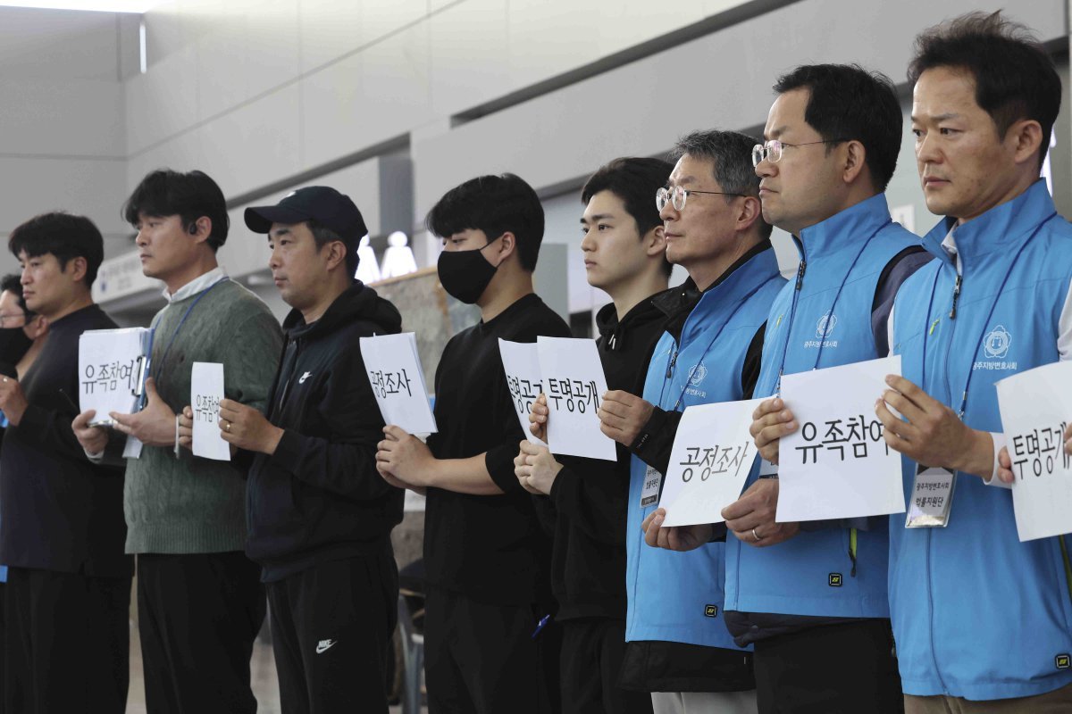 제주항공 여객기 참사 유가족 대표단과 광주지방변호사회 제주항공 여객기참사 법률지원단 변호사이 4일 오전 전남 무안군 무안국제공항에서 성명문을 발표하고 있다. 2025.01.04 무안=뉴시스