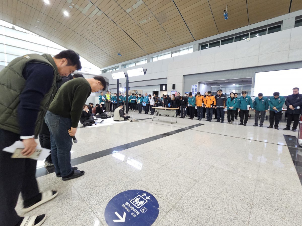 제주항공 참사 희생자 대표 박한신씨가 5일 오전 9시 30분 무안국제공항에서 열린 정부합동 브리핑에서 수습당국에 감사 인사를 하고 있다. 뉴스1