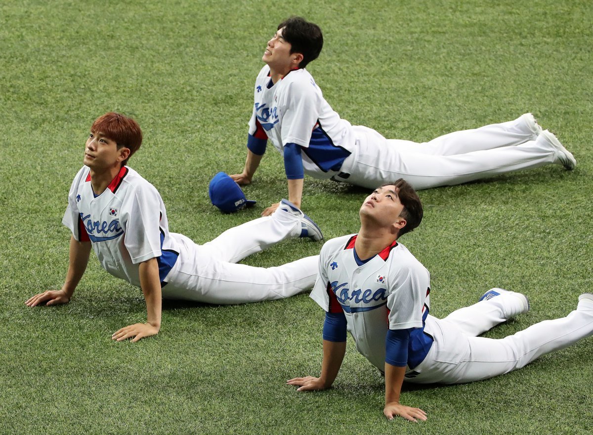 대한민국 야구 국가대표팀 김혜성, 이정후, 고우석이 17일 오후 서울 구로구 고척스카이돔에서 열린 첫 소집훈련에서 스트레칭을 하고 있다. 2021.7.17 뉴스1