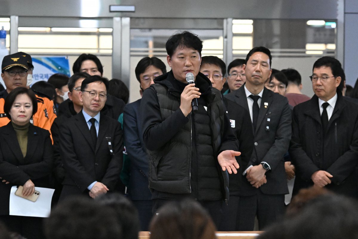 유가족대표단 집행부 이혁씨가 1일 전남 무안국제공항에서 제주항공 참사와 관련해 브리핑을 하고 있다. 공동취재