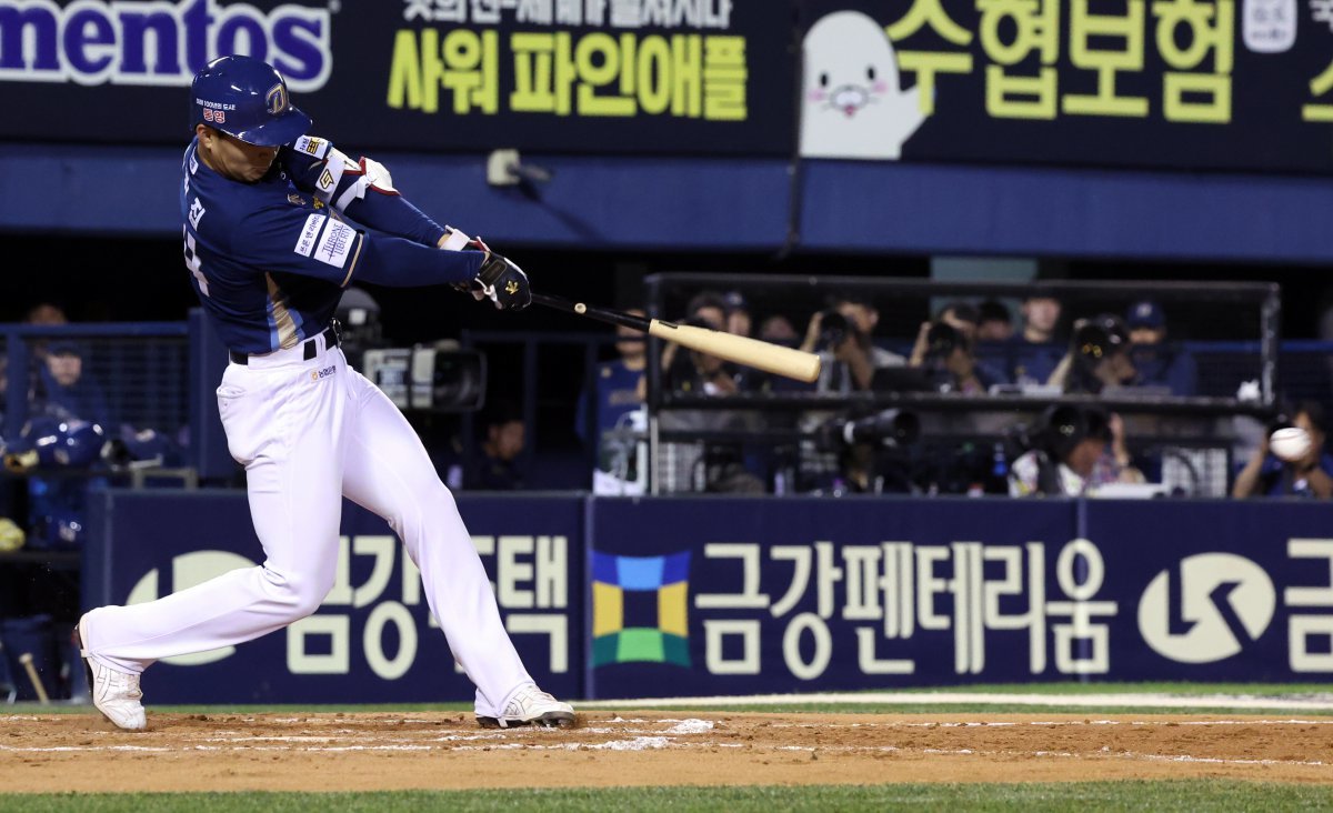 18일 오후 서울 송파구 잠실야구장에서 열린 프로야구 ‘2024 신한 SOL 뱅크 KBO리그’ 두산 베어스와 NC 다이노스의 경기에서 7회초 무사 3루 상황 NC 김휘집이 타점을 올리는 안타를 치고 있다. 2024.6.18 뉴스1