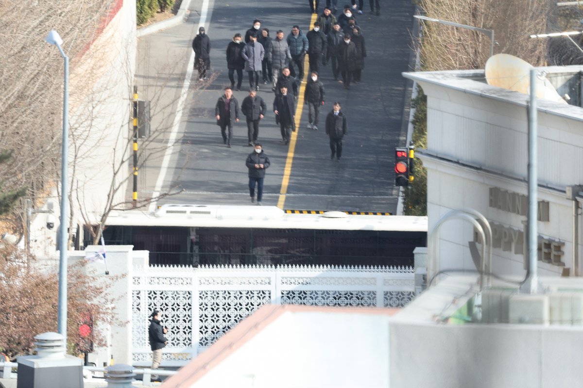 고위공직자범죄수사처(공수처) 수사관들이 윤석열 대통령 체포영장 집행에 나선 3일 오후 서울 용산구 한남동 대통령 관저에서 철수하고 있다. 뉴스1