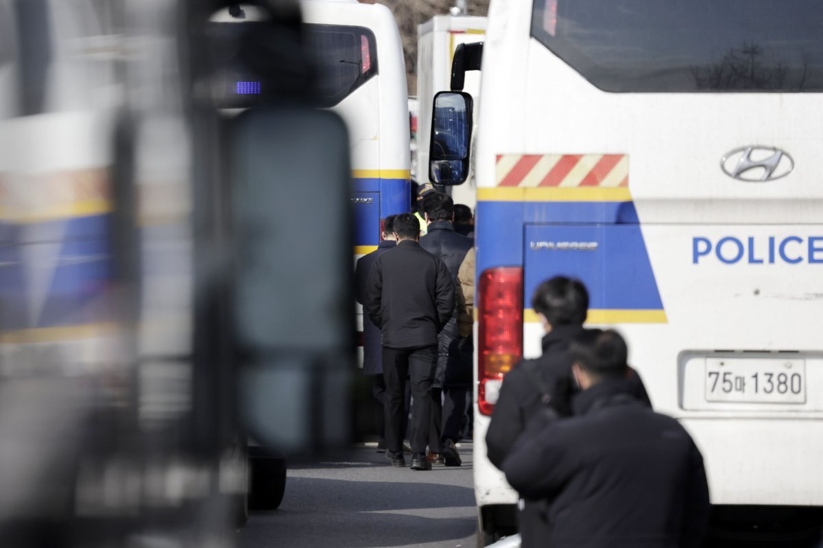 고위공직자범죄수사처(공수처)가 윤석열 대통령 체포영장 집행을 중지한 3일 오후 공수처 관계자들과 경찰이 서울 용산구 대통령 관저에서 철수하고 있다. 2025.01.03 서울=뉴시스