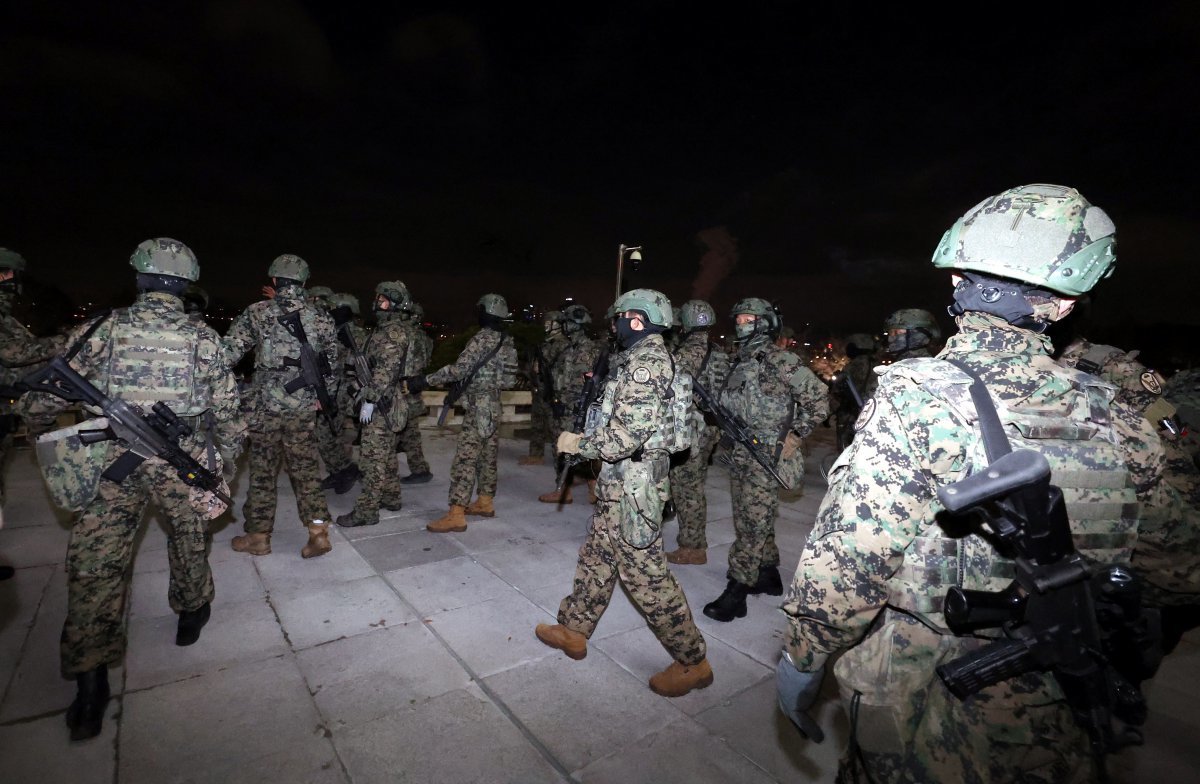 지난달 4일 서울 여의도 국회 내부로 계엄군이 진입을 시도하고 있다. 2024.12.04 서울=뉴시스