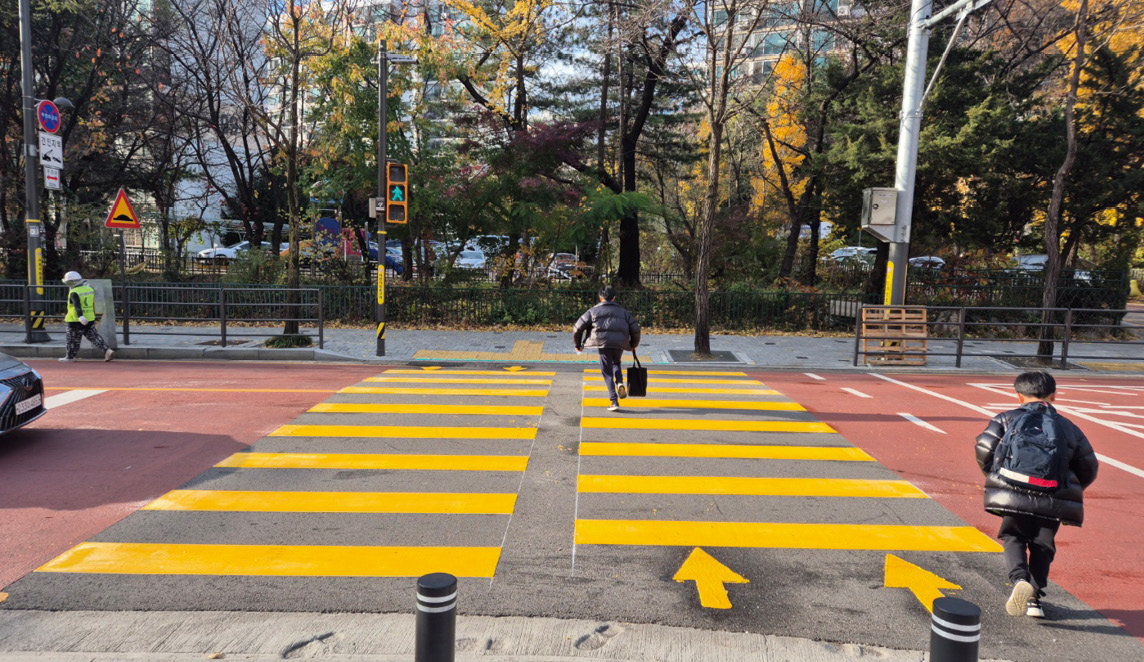 어린이보호구역에 노란색 횡단보도가 설치된 모습. 강남구 제공